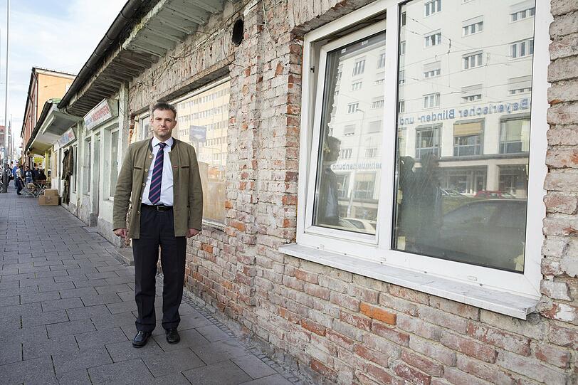 Innen stinkig und feucht, außen nackter Ziegel: Seit Jahren sehen die flachen Gebäude an der Bahnhofsnordseite so aus, moniert Schlagbauer.