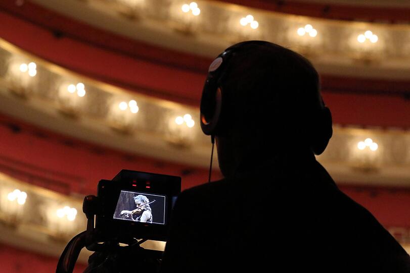 Weil das Bayerische Fernsehen in seiner Quotenfixierung kaum Vorstellungen überträgt, hat die Staatsoper selbst das Internetformat staatsoper.tv entwickelt.