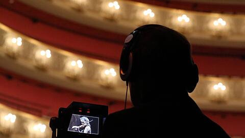 Weil das Bayerische Fernsehen in seiner Quotenfixierung kaum Vorstellungen überträgt, hat die Staatsoper selbst das Internetformat staatsoper.tv entwickelt.