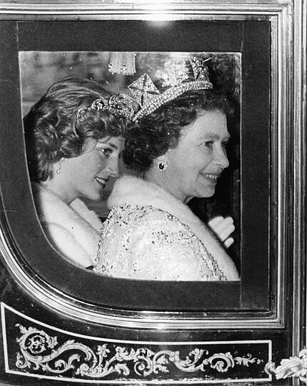 Nach dem Unfalltod ihrer ehemaligen Schwiegertochter wurde Queen Elizabeth für ihr kühles und distanziertes Auftreten kritisiert. Sie äußerte sich erst Tage später öffentlich zu dem tragischen Ereignis - für viele Briten viel zu spät.