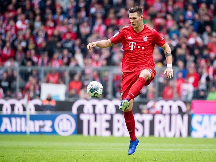 Niklas Süle vom FC Bayern München spielt den Ball. Foto: Matthias Balk/dpa/Archivbild
