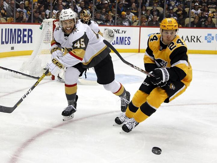 Dominik Kahun (r) kassierte mit den Pittsburgh Penguins eine Heimniederlage.