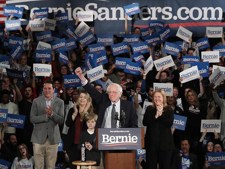 Bernie Sanders spricht bei einer nächtlichen Wahlkampfkundgebung der demokratischen Fraktion in Des Moines.