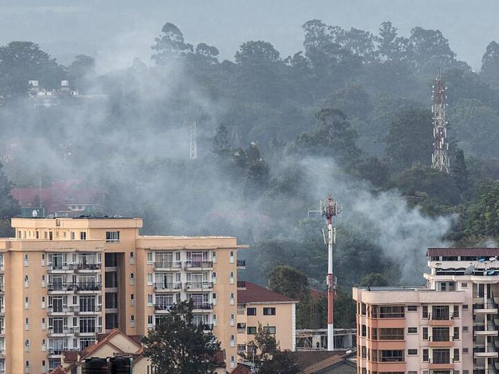 Rauch steigt von der Stelle einer Explosion auf. In Kenias Hauptstadt Nairobi ist ein Terroranschlag auf einen Hotelkomplex verübt worden.