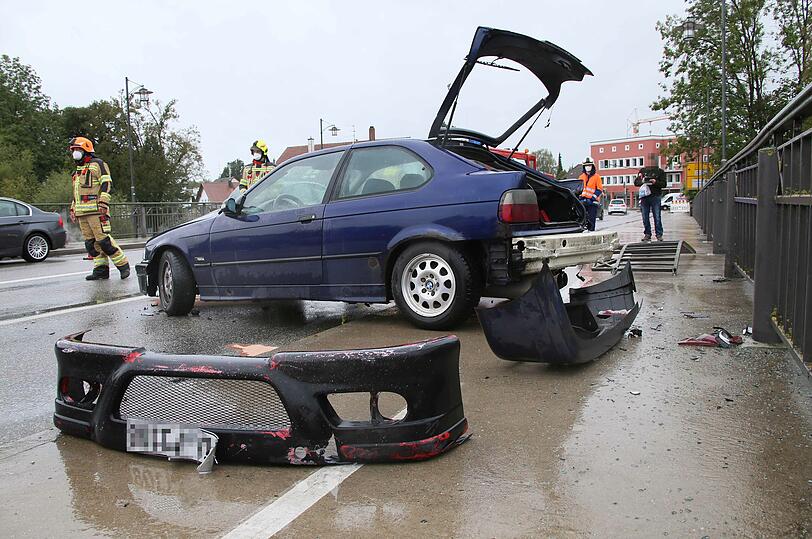 Umherliegende Fahrzeugteile mussten geborgen werden.