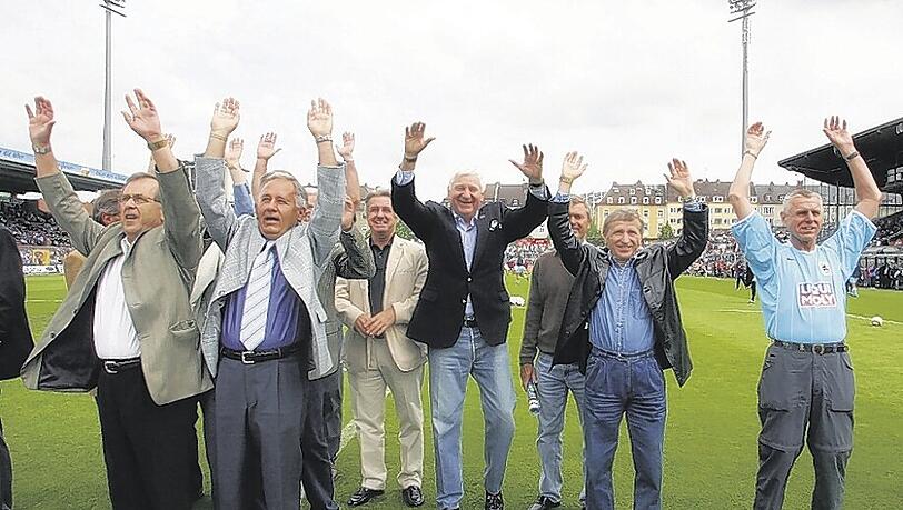 Die Meister-Löwen in Giesing: Fredi Heiß, Bubi Bründl, Petar Radenkovic, Zeljko Perusic, Timo Konietzka (von links). Die Meister-Löwen in Giesing: Fredi Heiß, Bubi Bründl, Petar Radenkovic, Zeljko Perusic, Timo Konietzka (von links).