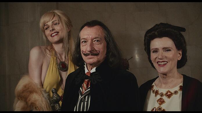 Amanda Lear (Andreja Pejic, links) ist eine gute Freundin von Dalí (Sir Ben Kingsley), neben ihm Gala (Barbara Sukowa), seine Ehefrau.