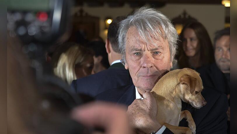 Filmstar Alain Delon war ein großer Hundefan - hier 2014 bei der Eröffnung des Weihnachtsmarktes auf Gut Aiderbichl in Henndorf bei Salzburg.