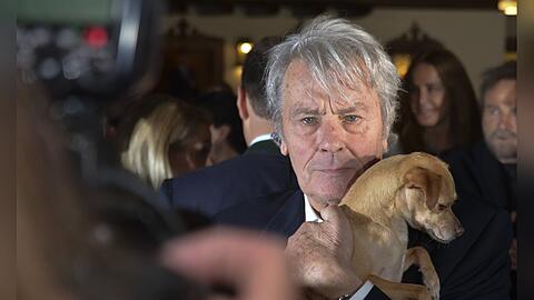 Filmstar Alain Delon war ein großer Hundefan - hier 2014 bei der Eröffnung des Weihnachtsmarktes auf Gut Aiderbichl in Henndorf bei Salzburg.