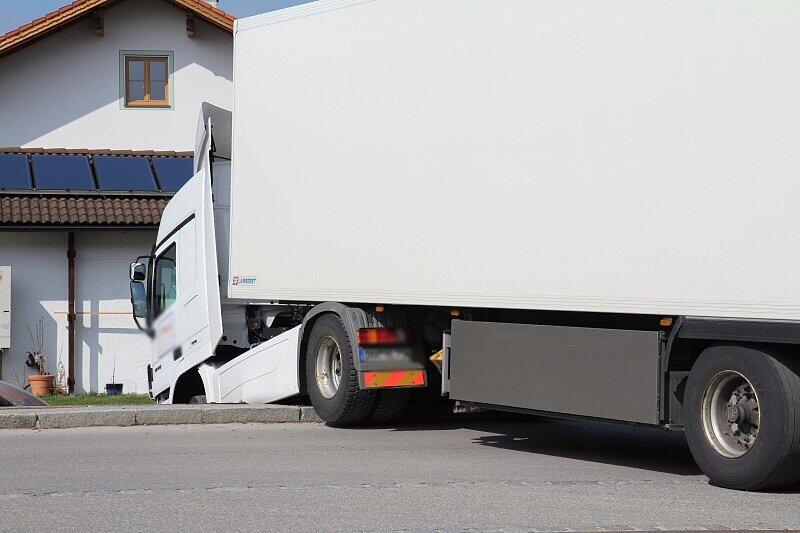Und sein Lkw setzt sich ohne ihn in Bewegung.