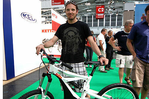 Wer sich kein eigenes E-Bike kaufen möchte: Man kann die Räder auch leihen.