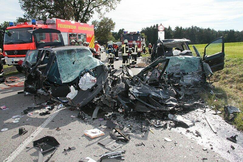 Drei Menschen tot, darunter ein 13-jähriger Junge, ein Kleinkind schwer verletzt: Zwei Autos waren bei einem Überholmanöver am Montagnachmittag frontal miteinander zusammengestoßen, wie die Polizei mitteilte. Die B20 war zunächst komplett gesperrt. Die Bilder vom schrecklichen Unfall.