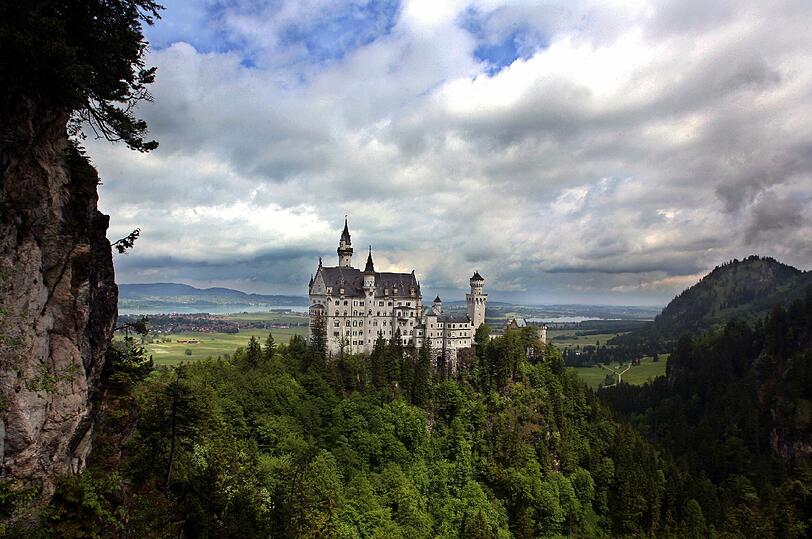 Unweit vom Schloss Neuschwanstein liegt FÜSSEN. Hier verlieren durch die Bundeswehrreform 560 Menschen ihren Posten.