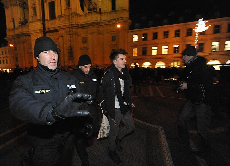 Die Teilnehmer wichen daraufhin auf den
Odeonsplatz aus.