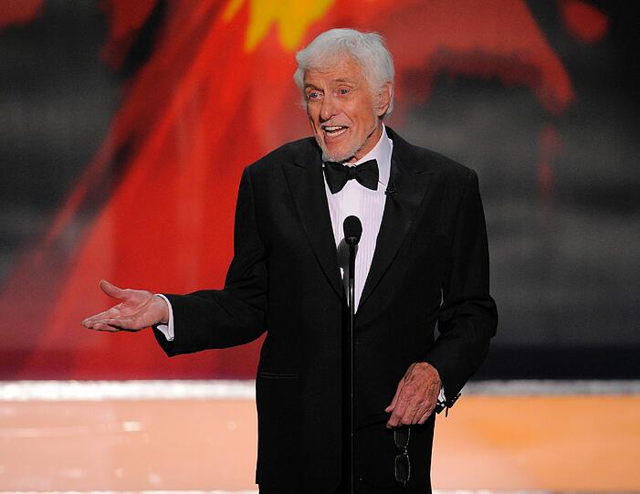 Dick van Dyke verleiht den Preis für ihr Lebenswerk an...