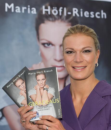 Maria Riesch stellt ihr Buch "Geradeaus" vor.