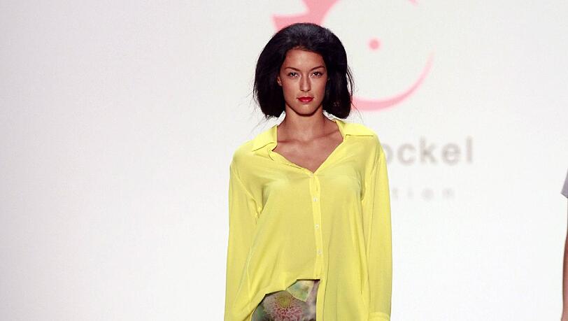 Die Mädchen dürfen auf dem Laufsteg nicht zimperlich sein: Bei der Fashion Week gibt's fast keine Show ohne (fast) nackte Brüste. Die Busenblitzer der sexy Models... Die Mädchen dürfen auf dem Laufsteg nicht zimperlich sein: Bei der Fashion Week gibt's fast keine Show ohne (fast) nackte Brüste. Die Busenblitzer der sexy Models...