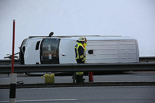 Die Kleintransporter blockierten die Fahrbahn der A8 - die Bilder.