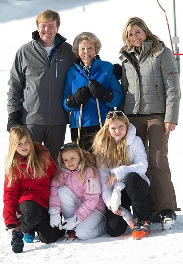 König Willem-Alexander mit seiner Mutter Prinzessin Beatrix und Königin Máxima sowie den Töchtern Alexia, Ariane und Catharina-Amalia