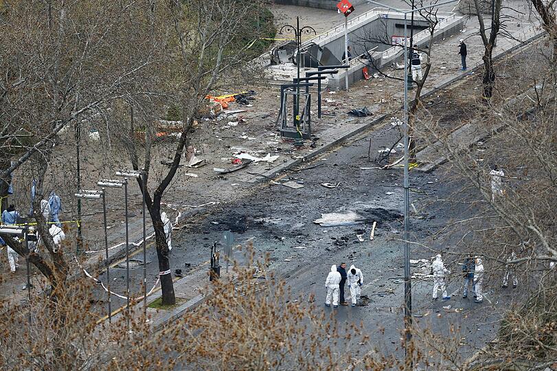 Bei dem Autobomben-Anschlag an einer Bushaltestelle in Ankara sind 37 Menschen getötet worden.