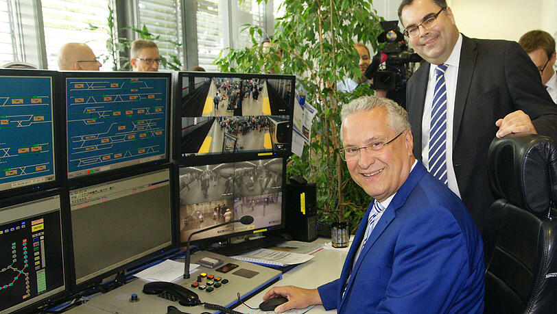 Alles im Blick (v.l.): Innenminister Joachim Herrmann und MVG-Chef Ingo Wortmann am Überwachungsbildschirm. Alles im Blick (v.l.): Innenminister Joachim Herrmann und MVG-Chef Ingo Wortmann am Überwachungsbildschirm.