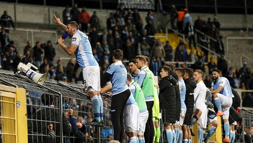 Sascha Mölders heizt den Fans des TSV 1860 ein.