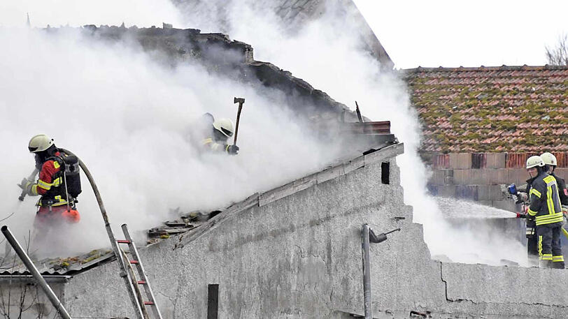 Die Bilder vom Feuerwehreinsatz in Pesenlern. Hier hatten es die Einsatzkräfte mit einem Großbrand auf einem Pferdehof zu tun.