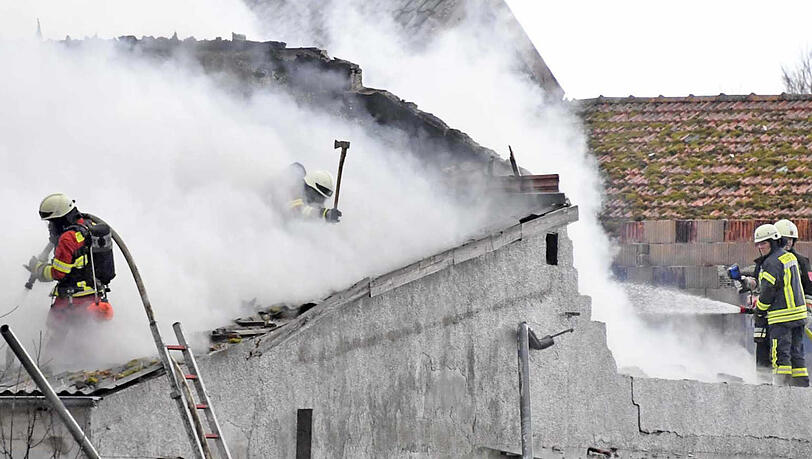 Die Bilder vom Feuerwehreinsatz in Pesenlern. Hier hatten es die Einsatzkräfte mit einem Großbrand auf einem Pferdehof zu tun. Die Bilder vom Feuerwehreinsatz in Pesenlern. Hier hatten es die Einsatzkräfte mit einem Großbrand auf einem Pferdehof zu tun.