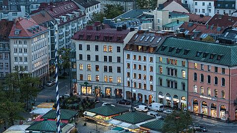 Das Hotel (mitte) arbeitet mit dem neuen Restaurant &bdquo;Tian&ldquo; zusammen. Foto: Derag Livinghotels