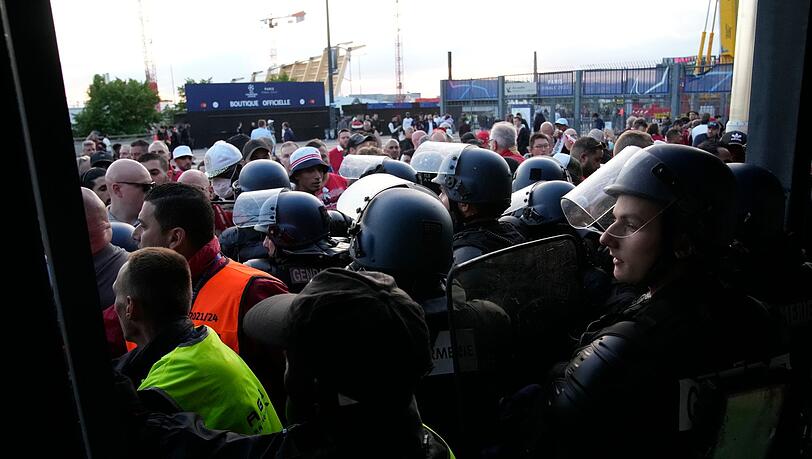 Am Rande des Champions-League-Finals in Paris ging die Polizei mit Tränengas gegen die Fans vor.