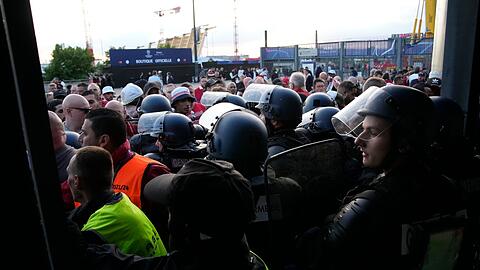 Am Rande des Champions-League-Finals in Paris ging die Polizei mit Tränengas gegen die Fans vor.