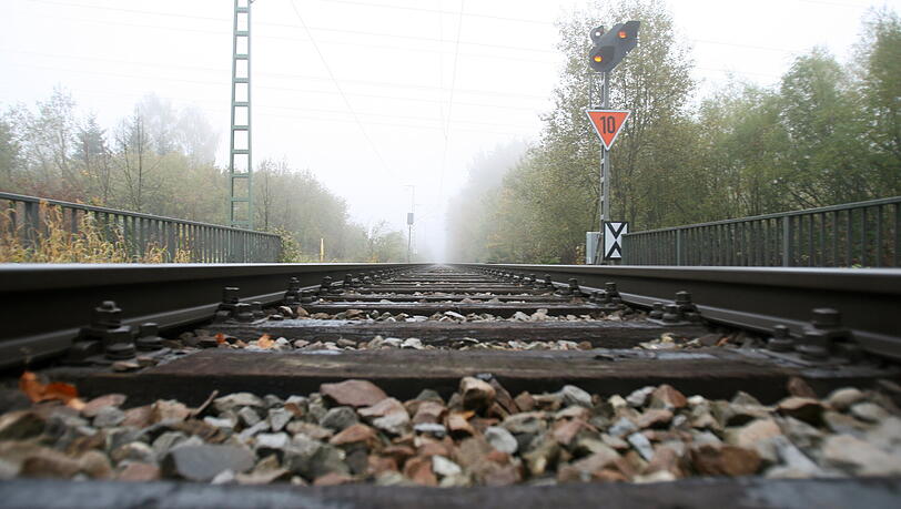 Erst im weiteren Verlauf der Streckenabsuche wurde der Mann in der Nähe der Gleise entdeckt. (Symbolbild)