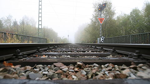 Erst im weiteren Verlauf der Streckenabsuche wurde der Mann in der Nähe der Gleise entdeckt. (Symbolbild)