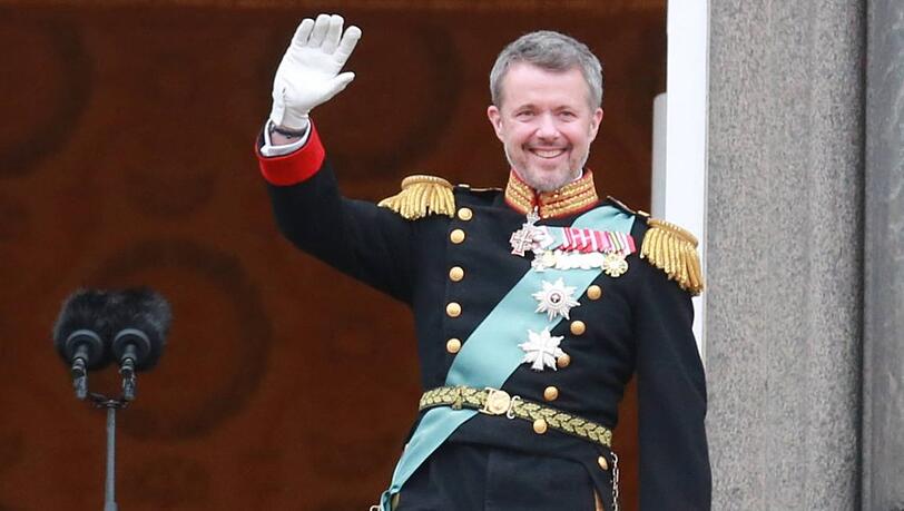 Was für Emotionen: Der neue dänische König Frederik X. weinte, lachte und küsste auf dem Balkon von Schloss Christiansborg. Drinnen fieberte sein Bruder Joachim mit.