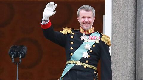 Was für Emotionen: Der neue dänische König Frederik X. weinte, lachte und küsste auf dem Balkon von Schloss Christiansborg. Drinnen fieberte sein Bruder Joachim mit.