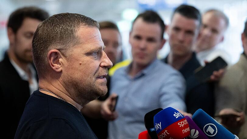 Max Eberl, Sportvorstand des FC Bayern München, gibt am Flufhafen in München vor dem Abflug nach London ein Pressestatement.