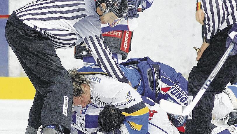 „I mog di Freiburger einfach ned“: Markus Jocher, der in dieser Saison erstmals in einem Heimspiel des EHC dabei ist, legte sich mit den Wölfen immer gerne an. „I mog di Freiburger einfach ned“: Markus Jocher, der in dieser Saison erstmals in einem Heimspiel des EHC dabei ist, legte sich mit den Wölfen immer gerne an.