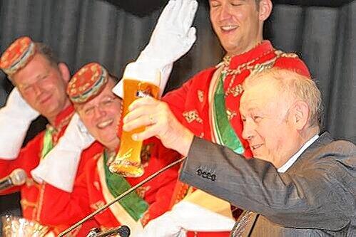 Die Chargia der Albania (Sascha Honczek, Alexander Rummel und Christian Bickel; v.l.) mit Redner Günther Beckstein.