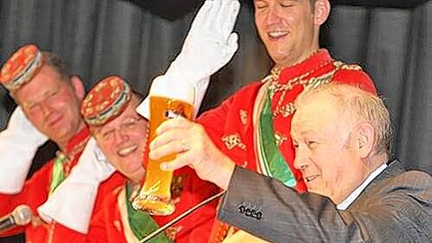 Die Chargia der Albania (Sascha Honczek, Alexander Rummel und Christian Bickel; v.l.) mit Redner Günther Beckstein.