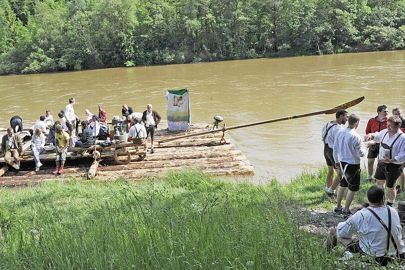 Unfreiwiliger Zwischenstopp: Das Floß war gegen den Georgenstein geoprallt und musste am Ufer geflickt werden.