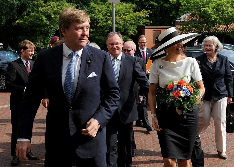 Der niederländische König Willem-Alexander und Königin Maxima treffen am 26.05.2014 vor der Carl von Ossietzky Universität in Oldenburg (Niedersachsen) ein. Das Königspaar hält sich zu einem zweitägigen Arbeitsbesuch in Deutschland auf. In Oldenburg informiert es sich über erneuerbare Energien.
