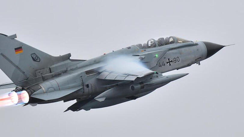 Ein Bundeswehr-Aufklärungsflugzeug vom Typ Tornado startet zum Luftwaffenstützpunkt Incirlik in der Türkei.