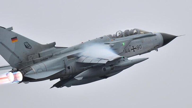 Ein Bundeswehr-Aufklärungsflugzeug vom Typ Tornado startet zum Luftwaffenstützpunkt Incirlik in der Türkei. Ein Bundeswehr-Aufklärungsflugzeug vom Typ Tornado startet zum Luftwaffenstützpunkt Incirlik in der Türkei.