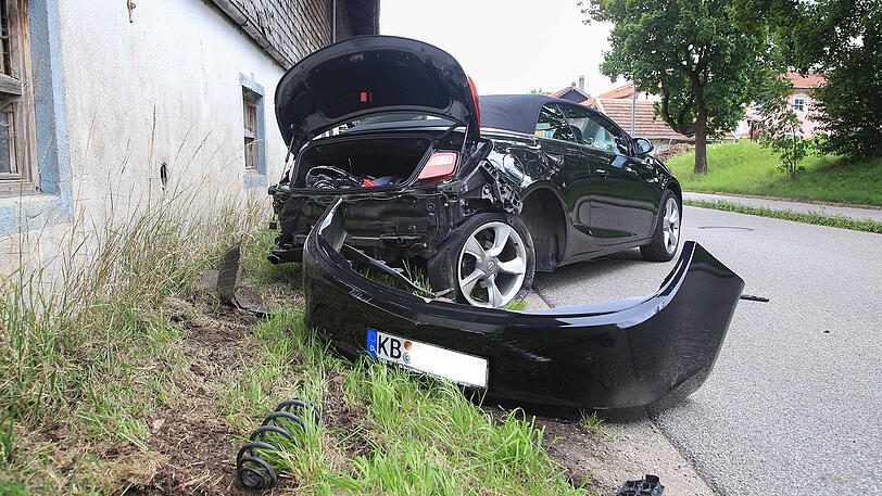 Weshalb der BMW auf die Gegenfahrbahn geriet, ist derzeit noch nicht klar. Die Bilder vom Unfallort in Taching.