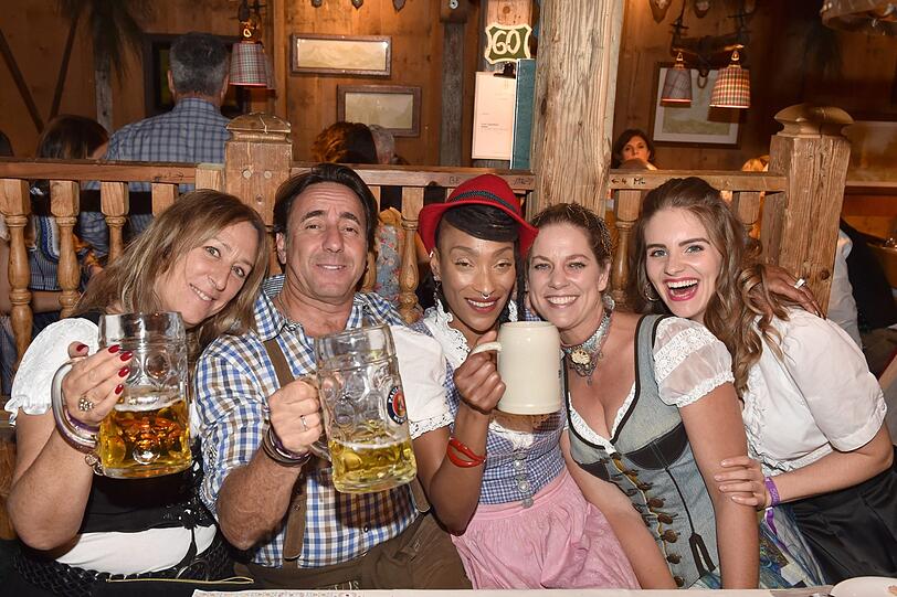 Natascha Landuris mit Mann Dieter Landuris, Fatima Drame, Anahita Bam und Alisa Riccobene