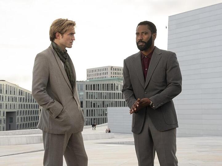 John David Washington (r) und Robert Pattinson spielen in "Tenet" zwei Agenten, die um das Überleben der Menschheit kämpfen.