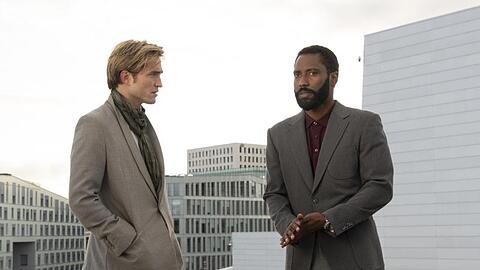 John David Washington (r) und Robert Pattinson spielen in "Tenet" zwei Agenten, die um das Überleben der Menschheit kämpfen.