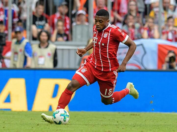 Franck Evina vom FC Bayern München spielt den Ball. Foto: Matthias Balk/Archiv