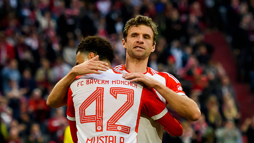 Der Spielausfall gegen Union bietet Jamal Musiala (l.) die Chance aufs Comeback in der Startelf. Thomas Müller (r.) müsste abermals weichen.
