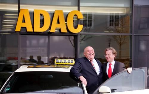 Freude über das gute Ergebnis für München: Taxi-München-Vorstand Hans Meißner und Robert Sauter, Leiter vom ADAC-Verbraucherschutz.